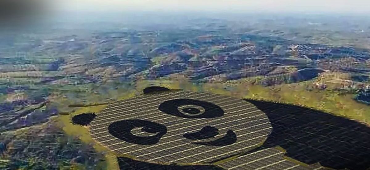 O que é Energia Solar na China: imagem aérea mostrando um grande campo de painéis solares formando um panda na paisagem rural chinesa, simbolizando a inovação e a adoção de energias renováveis no país.