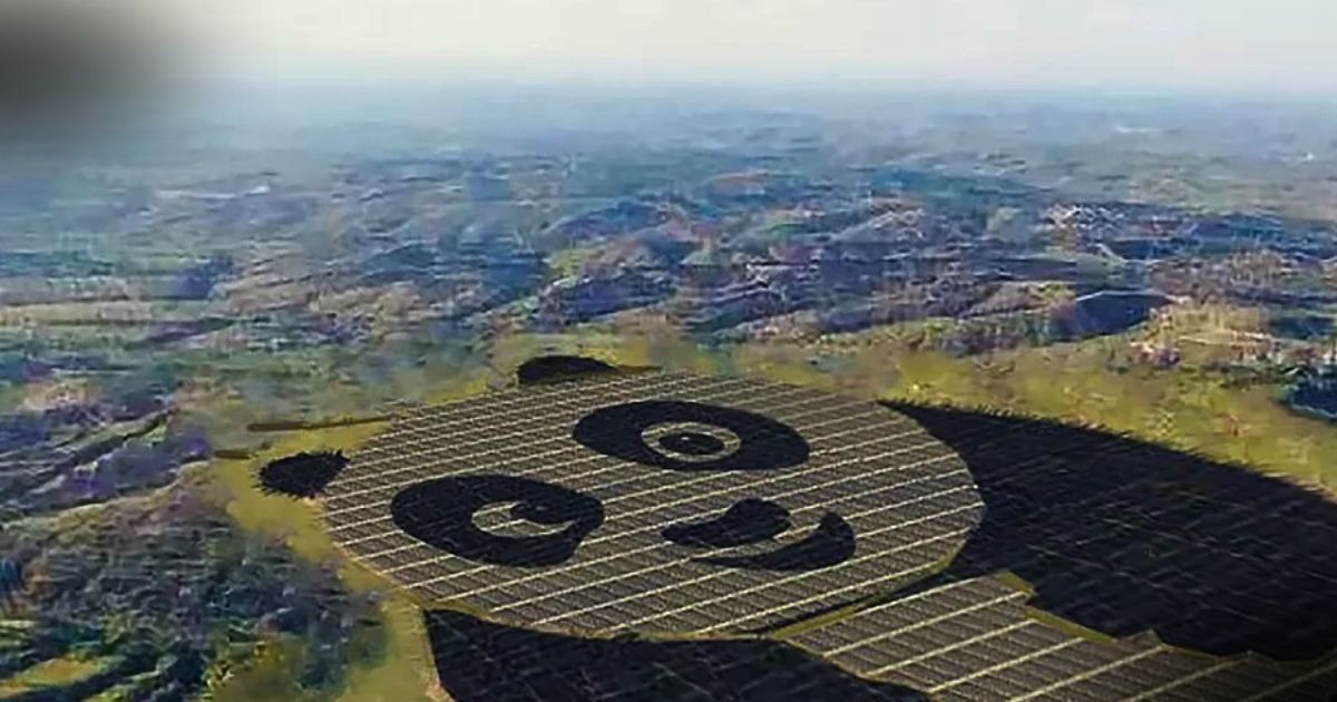 O que é Energia Solar na China: imagem aérea mostrando um grande campo de painéis solares formando um panda na paisagem rural chinesa, simbolizando a inovação e a adoção de energias renováveis no país.